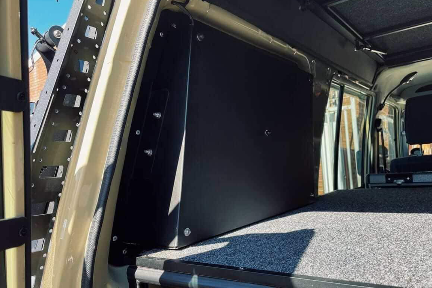 76 series rear window box